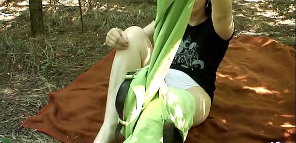 74 Jahre alte Oma im Wald beim Altersheim von jungen Typen POV gefickt